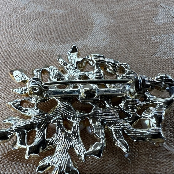 GOLD VINTAGE FAUX PEARL BROOCH RETRO GLAM EVENT WEDDING - Picture 2 of 6